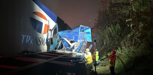 Caminhoneiro fica gravemente ferido após colisisão entre caminhões na BR-101, em Garuva