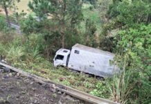 Motorista fica ferido após caminhão sair da pista na BR-280, em São Bento do Sul