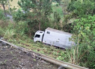 Motorista fica ferido após caminhão sair da pista na BR-280, em São Bento do Sul