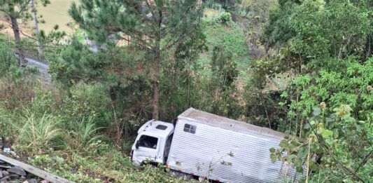 Motorista fica ferido após caminhão sair da pista na BR-280, em São Bento do Sul