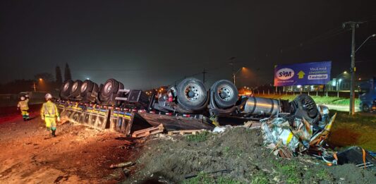 Motorista morre preso às ferragens após colisisão entre caminhões na BR-101, em Araquari