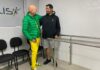 Luciano Hang entrega prótese a pedreiro que segue trabalhando mesmo sem a perna