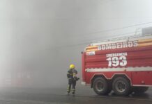 Incêndio atinge prédio em construção no bairro Itacolomi, em Balneário Piçarras