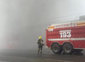 Incêndio atinge prédio em construção no bairro Itacolomi, em Balneário Piçarras