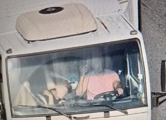 Crianças são flagradas sendo transportadas sem segurança na Via Expressa em Florianópolis