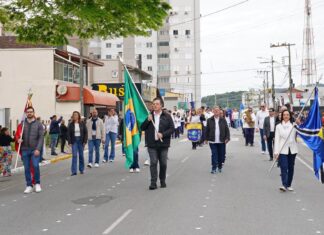 Balneário Piçarras reúne cerca de 2 mil pessoas em desfile cívico de 7 de Setembro