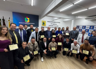 Legislativo penhense homenageia profissionais da Educação Física
