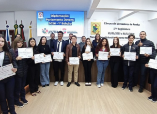 Jovens parlamentares de Penha são diplomados durante Reunião Ordinária