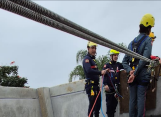 Bombeiros realizam treinamento de salvamento em altura em Balneário Piçarras