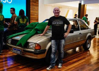 Havan presenteia colaborador com Escort de 1984 após 40 anos de dedicação à empresa