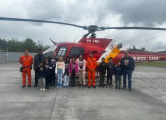 Crianças de Barra Velha participam de visita educativa ao Batalhão de Operações Aéreas dos Bombeiros