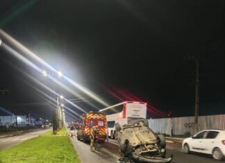 Motorista fica ferido após carro capotar em avenida de Itajaí