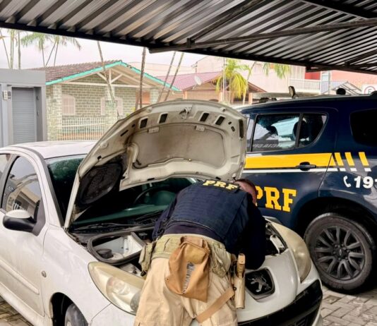 PRF recupera carro furtado em BC na BR-101 em Porto Belo