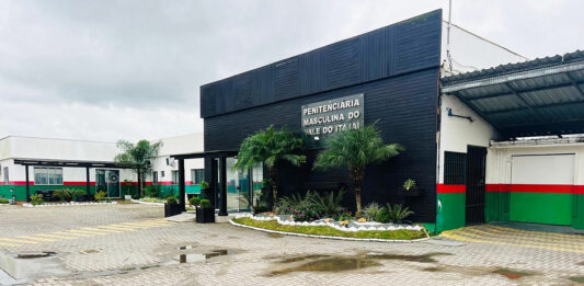 Flávio Bolsonaro e Jorginho Mello vencem votação no Complexo Prisional da Canhanduba
