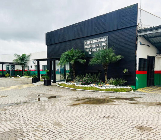 Flávio Bolsonaro e Jorginho Mello vencem votação no Complexo Prisional da Canhanduba